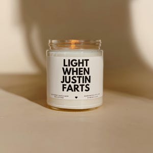 Licht beim Furz Kerze, personalisierte Furz Namenskerze, lustiges Geschenk für Papa, Papa Geburtstagsgeschenk, Papa Weihnachtsgeschenk, Licht beim Furz Kerze Bild 1