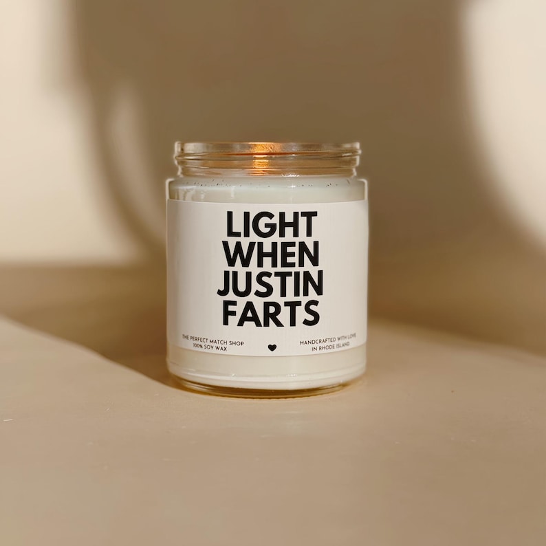 Licht beim Furz Kerze, personalisierte Furz Namenskerze, lustiges Geschenk für Papa, Papa Geburtstagsgeschenk, Papa Weihnachtsgeschenk, Licht beim Furz Kerze Bild 1