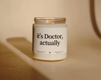 C'est un docteur en fait, une bougie, un cadeau pour un docteur, un cadeau pour un futur médecin, un diplôme pour une école de médecine, un cadeau pour une école de médecine