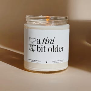 Op de afbeelding: Een rustiek houten bord met de tekst "Welcome to our home" in witte letters. Het bord heeft een verweerde afwerking en een eenvoudig, uitnodigend ontwerp, perfect voor een veranda of entree.