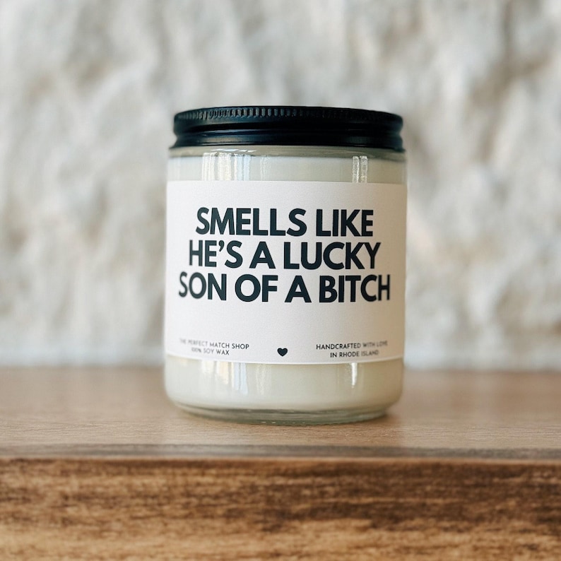 Riecht wie er ist ein glücklicher Sohn einer Hündin Kerze Verlobungsgeschenk Hochzeitsgeschenk Verlobte Geschenke Lustig Brautdusche Geschenke Personalisierte Verlobung Bild 1