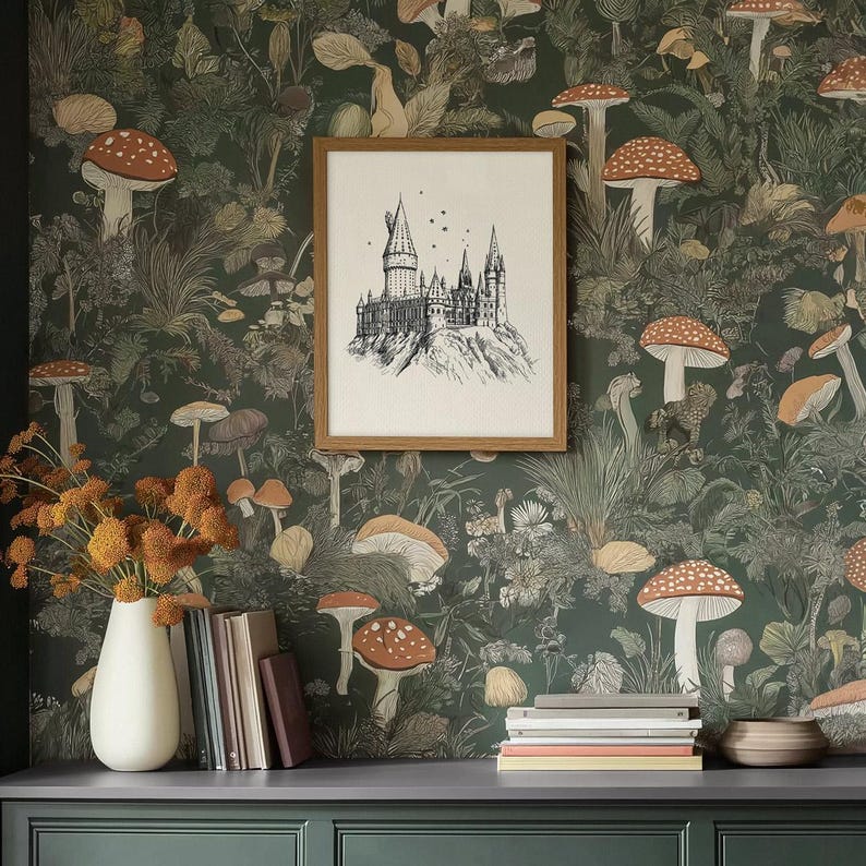 Pu&ograve; includere: Una stampa incorniciata del castello di Hogwarts con uno sfondo verde scuro con un motivo ripetitivo di funghi e fogliame.