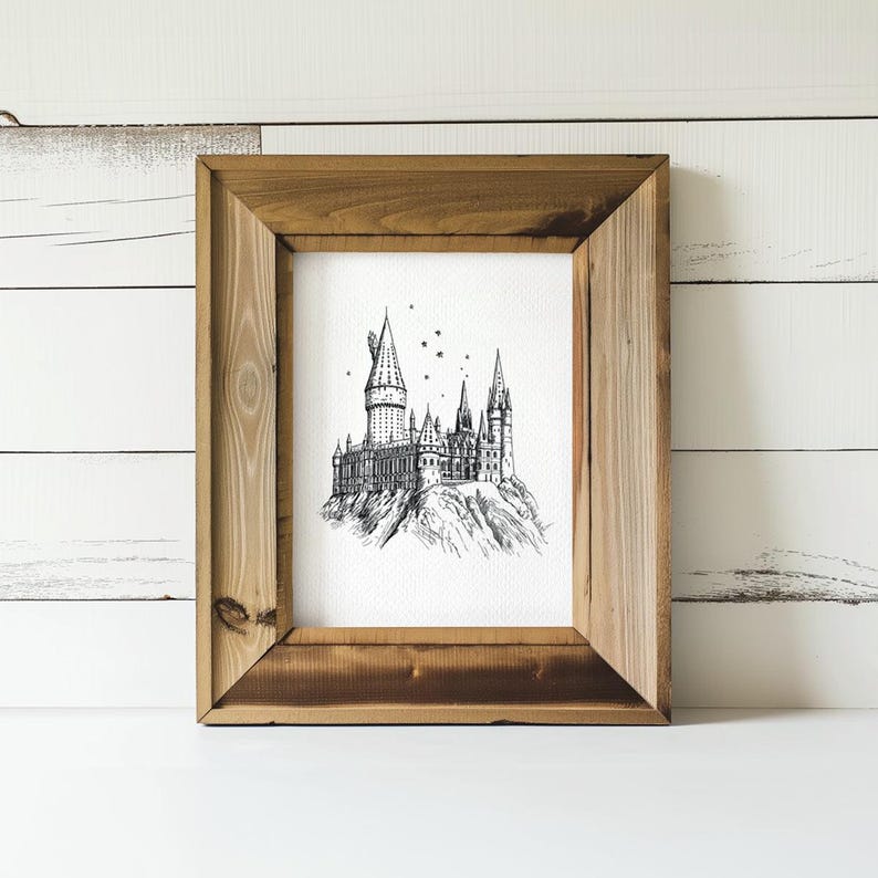 Pu&ograve; includere: Un disegno in bianco e nero a linee del castello di Hogwarts, una scuola di magia e stregoneria immaginaria, in una cornice di legno.