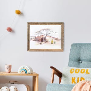 K&ouml;nnte beinhalten: Ein gerahmter Aquarelldruck zeigt eine Br&uuml;ckenszene mit zwei Zeichentrickfiguren. Das Kunstwerk befindet sich in einem rustikalen Holzrahmen. Der Druck weist sanfte Farben und einen skurrilen Stil auf, der f&uuml;r ein Kinderzimmer oder einen Kindergarten geeignet ist.