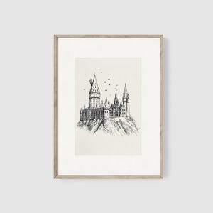 Pu&ograve; includere: Un disegno in bianco e nero a linee del castello di Hogwarts, una scuola di magia e stregoneria immaginaria, della serie di Harry Potter. Il castello &egrave; raffigurato con pi&ugrave; torri e una collina in primo piano.