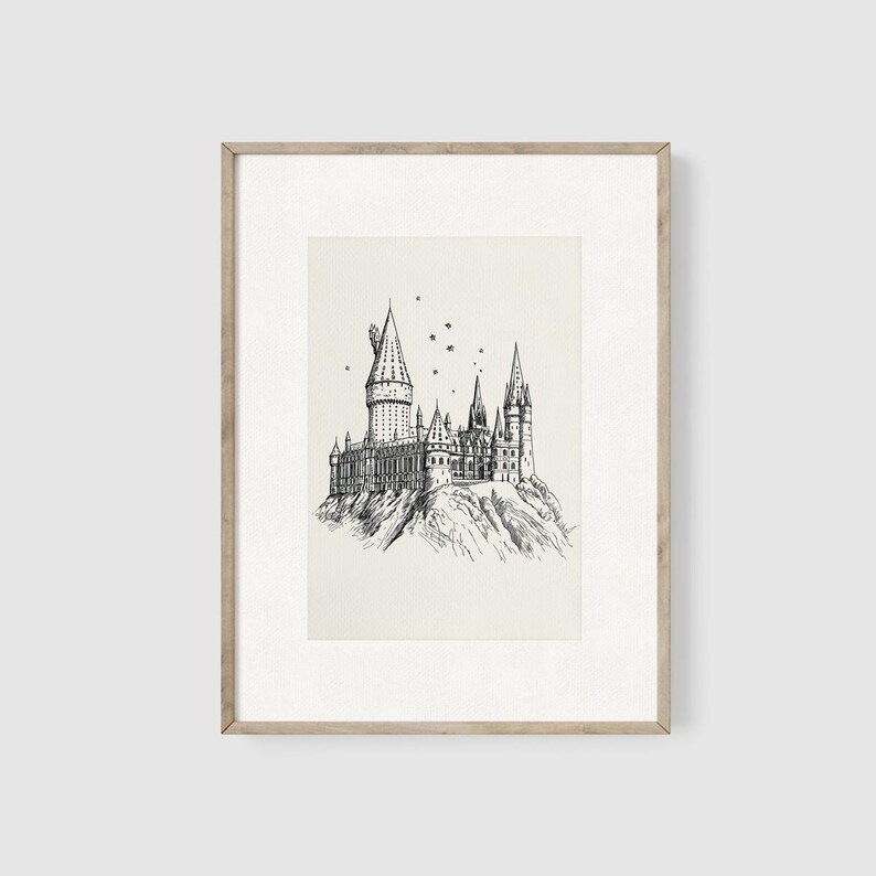 Pu&ograve; includere: Un disegno in bianco e nero a linee del castello di Hogwarts, una scuola di magia e stregoneria immaginaria, della serie di Harry Potter. Il castello &egrave; raffigurato con pi&ugrave; torri e una collina in primo piano.