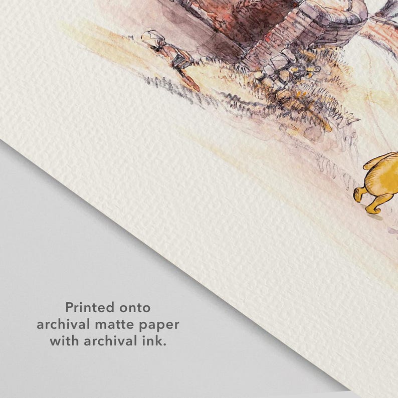 K&ouml;nnte beinhalten: Aquarellillustration eines Geb&auml;udes mit Steinfassade und einem gelben Hund, der nach rechts rennt. Das Kunstwerk ist auf archiviertem, mattem Papier mit Archivtinte gedruckt.