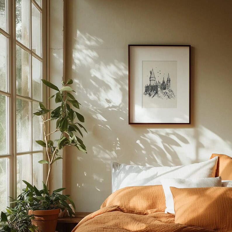 Pu&ograve; includere: Una camera da letto con un letto fatto con un piumone color arancio bruciato e cuscini bianchi e arancioni. Una stampa in bianco e nero incorniciata di un castello &egrave; appesa al muro sopra il letto. Una grande pianta verde si trova nell'angolo della stanza accanto a una finestra.