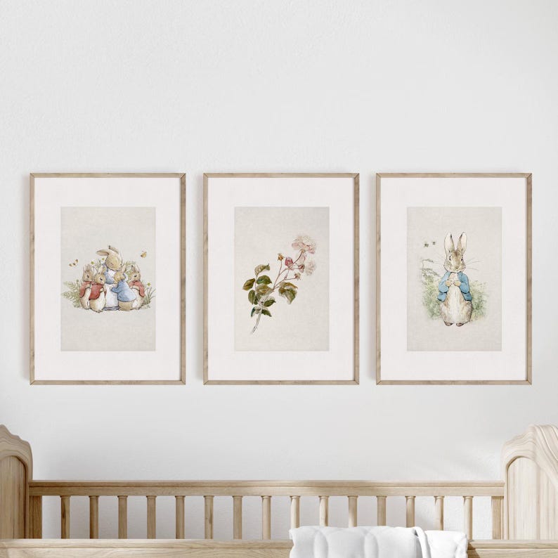 Pu&ograve; includere: Tre stampe incorniciate con illustrazioni di Peter Rabbit. La prima stampa mostra Peter Rabbit con altri due conigli. La seconda stampa mostra un fiore rosa con un uccello. La terza stampa mostra Peter Rabbit in piedi in un campo.