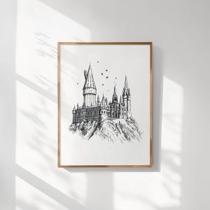 Pu&ograve; includere: Disegno in bianco e nero a linee del castello di Hogwarts, una scuola di magia immaginaria della serie Harry Potter. Il castello &egrave; raffigurato su uno sfondo bianco con alcune stelle sopra.
