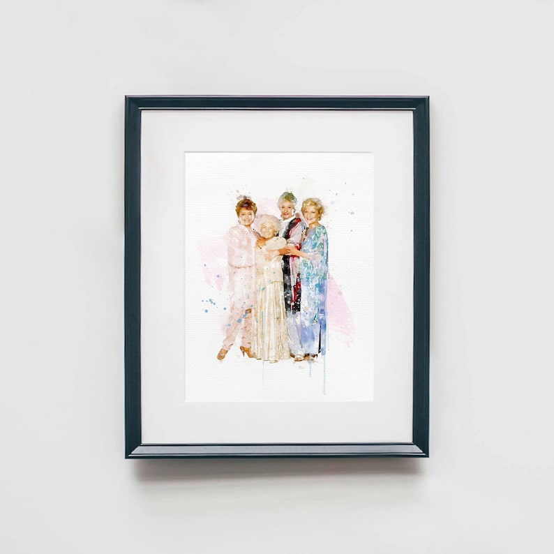 Op de afbeelding: Een aquarel schilderij van vier vrouwen die samen staan. De vrouwen dragen kleurrijke jurken en glimlachen. Het schilderij is op een witte achtergrond met roze en blauwe aquarel spatten.
