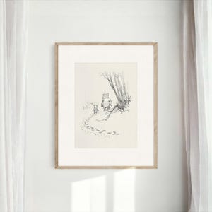 Könnte beinhalten: Gerahmte Schwarz-Weiß-Illustration mit zwei Figuren, die einen Weg mit Fußabdrücken entlanggehen. Die größere Figur geht voran, gefolgt von einer kleineren. Das Kunstwerk ist vor einem weißen Hintergrund in einem Holzrahmen.