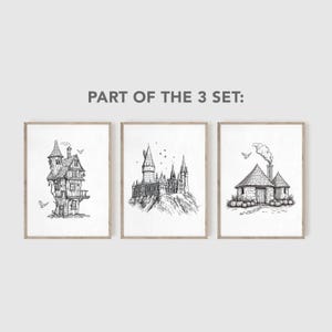 Pu&ograve; includere: Set di tre illustrazioni in bianco e nero di edifici della serie di Harry Potter. Le illustrazioni raffigurano il Castello di Hogwarts, La Tana e Il Paiolo Magico.