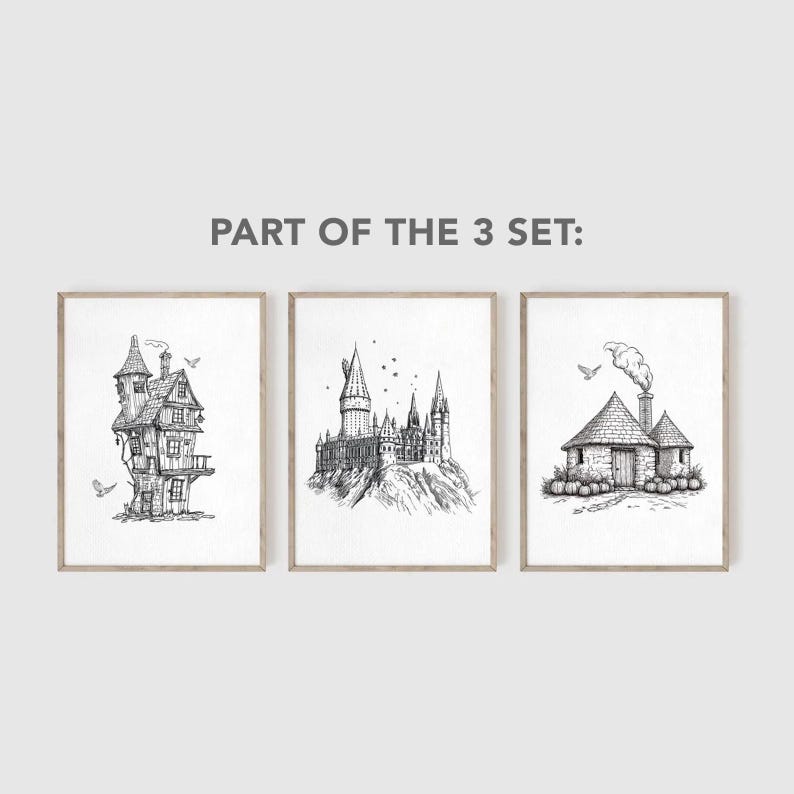 Pu&ograve; includere: Set di tre illustrazioni in bianco e nero di edifici della serie di Harry Potter. Le illustrazioni raffigurano il Castello di Hogwarts, La Tana e Il Paiolo Magico.