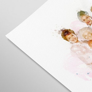 Op de afbeelding: Een aquarel schilderij van vier vrouwen, waarschijnlijk actrices, met lichtbruin haar, die samen staan en lachen. De achtergrond is zacht roze met witte spatten.