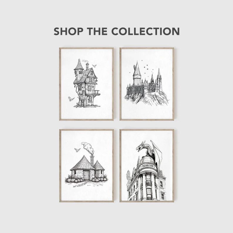 Pu&ograve; includere: Set di quattro illustrazioni in bianco e nero di luoghi iconici della serie di Harry Potter. Le illustrazioni includono il Castello di Hogwarts, Il Calice di Vino, la Banca Magica Gringotts e un drago.