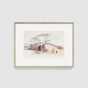 K&ouml;nnte beinhalten: Gerahmter Aquarelldruck einer Br&uuml;ckenszene. Ein gelber B&auml;r und ein rosa Ferkel gehen zusammen. Die Br&uuml;cke ist aus Ziegeln gebaut, und die Szene spielt in einer l&auml;ndlichen Landschaft mit B&auml;umen und V&ouml;geln am Himmel.