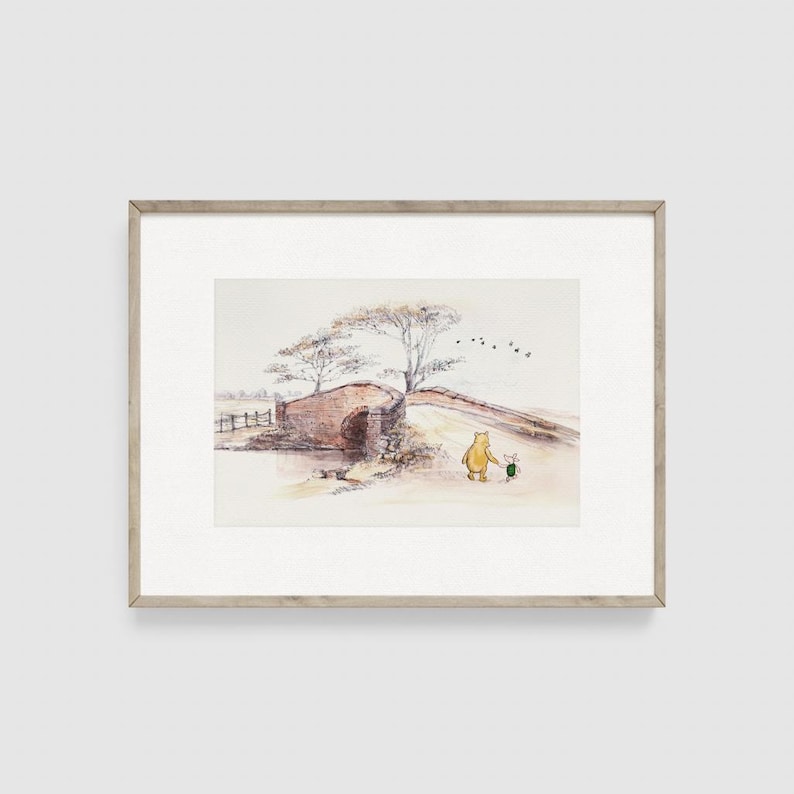 K&ouml;nnte beinhalten: Gerahmter Aquarelldruck einer Br&uuml;ckenszene. Ein gelber B&auml;r und ein rosa Ferkel gehen zusammen. Die Br&uuml;cke ist aus Ziegeln gebaut, und die Szene spielt in einer l&auml;ndlichen Landschaft mit B&auml;umen und V&ouml;geln am Himmel.