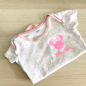 Minnie Mouse/Musse Pigg Silhuett HTV | Personlig Stryk-på vinyl | Disney Lyser i mörkret | Anpassat Bebisnamn | Enkel DIY-dekal T-shirt bild 8