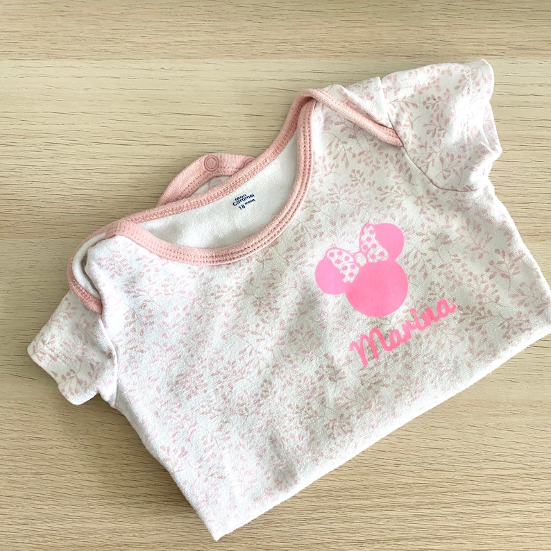 Minnie Mouse/Musse Pigg Silhuett HTV | Personlig Stryk-på vinyl | Disney Lyser i mörkret | Anpassat Bebisnamn | Enkel DIY-dekal T-shirt bild 8
