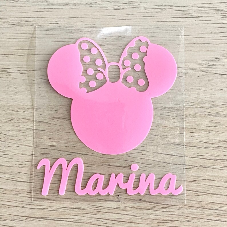 Minnie Mouse/Musse Pigg Silhuett HTV | Personlig Stryk-på vinyl | Disney Lyser i mörkret | Anpassat Bebisnamn | Enkel DIY-dekal T-shirt bild 2