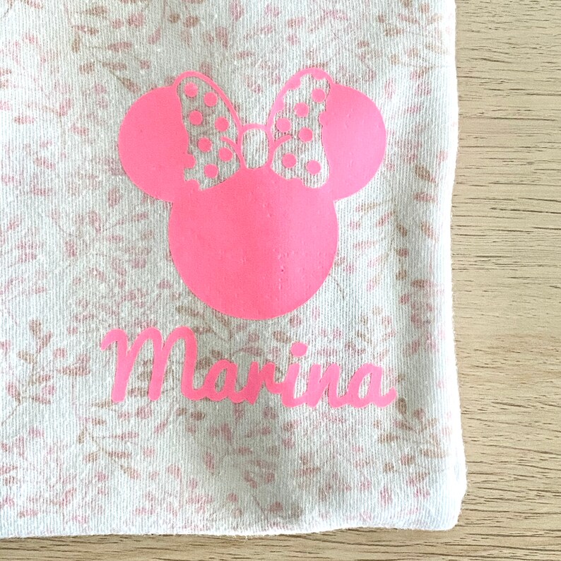 Minnie Mouse/Musse Pigg Silhuett HTV | Personlig Stryk-på vinyl | Disney Lyser i mörkret | Anpassat Bebisnamn | Enkel DIY-dekal T-shirt bild 9
