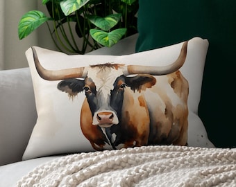 Puede incluir: Una pintura de acuarela de un toro longhorn marrón y blanco con grandes cuernos. El toro mira directamente al espectador con una expresión suave. El fondo es un lienzo blanco.