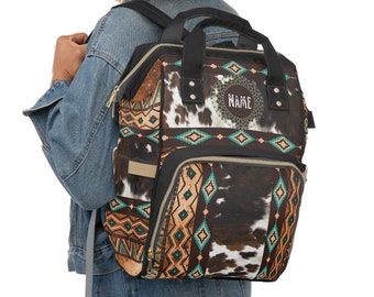 Multifunktionell blöjryggsäck med monogram i kohudtryck