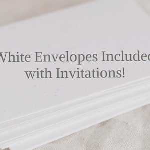 K&ouml;nnte beinhalten: Ein Stapel wei&szlig;es Papier, m&ouml;glicherweise Einladungen, mit dem grauen Text "White Envelopes Included with Invitations!". Das Papier hat eine leicht strukturierte Oberfl&auml;che und ist ordentlich gestapelt.
