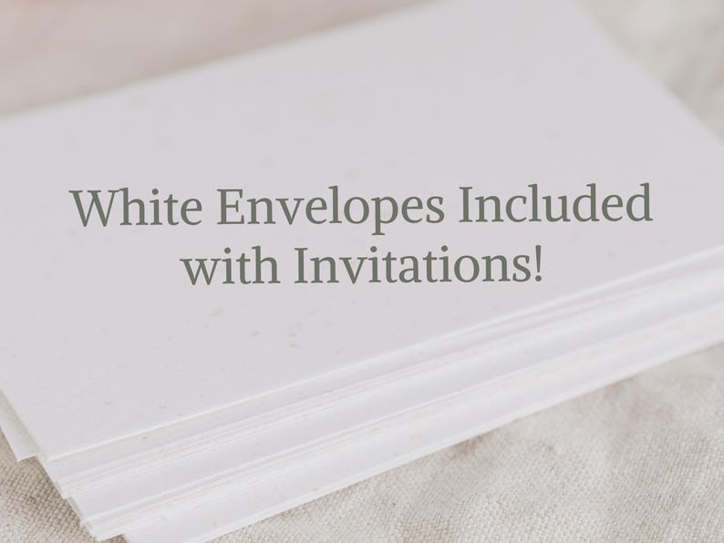 K&ouml;nnte beinhalten: Ein Stapel wei&szlig;es Papier, m&ouml;glicherweise Einladungen, mit dem grauen Text "White Envelopes Included with Invitations!". Das Papier hat eine leicht strukturierte Oberfl&auml;che und ist ordentlich gestapelt.