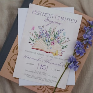 K&ouml;nnte beinhalten: Eine Brautparty-Einladung mit dem Text "Her Next Chapter Begins". Die Einladung zeigt eine Illustration eines offenen Buches mit floralen und Schmetterlingsakzenten. Das Datum ist der 15. August, um 11:00 Uhr. Die Einladung befindet sich auf einem dekorativen Hintergrund.