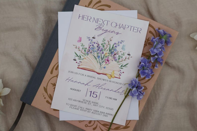 K&ouml;nnte beinhalten: Eine Brautparty-Einladung mit dem Text "Her Next Chapter Begins". Die Einladung zeigt eine Illustration eines offenen Buches mit floralen und Schmetterlingsakzenten. Das Datum ist der 15. August, um 11:00 Uhr. Die Einladung befindet sich auf einem dekorativen Hintergrund.