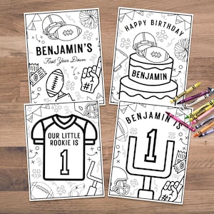 Könnte beinhalten: Vier Schwarz-Weiß-Malvorlagen mit Football-Motiven. Eine sagt "Benjamin's First Year Down", eine andere sagt "Happy Birthday Benjamin", und zwei weitere sagen "Our Little Rookie is 1" und "Benjamin is 1". Buntstifte sind verstreut.