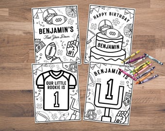 Pode incluir: Quatro páginas para colorir em preto e branco com temas de futebol. Uma diz "Benjamin's First Year Down", outra diz "Happy Birthday Benjamin", e duas outras dizem "Our Little Rookie is 1" e "Benjamin is 1". Lápis de cor espalhados.