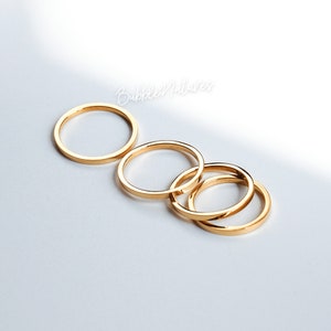 Anillo minimalista, elegante anillo fino bañado en oro de 18 quilates. Delicada joya apilable con tarjeta personalizada. Bubblenatures.