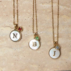 Collar con colgante de letra inicial de piedra de nacimiento personalizado, joyería con nombre de concha blanca, regalo para cumpleaños - Bubblenatures