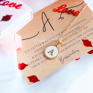 Colar com inicial de nome personalizado | Presente de joia atencioso com pingente de letra, perfeitamente embalado em caixa de presente - Bubblenatures