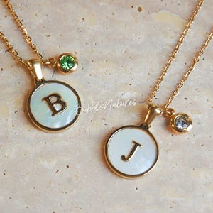 Pedra de nascimento personalizada com pingente de colar de letra inicial, joia com nome de concha branca, presente de aniversário - Bubblenatures