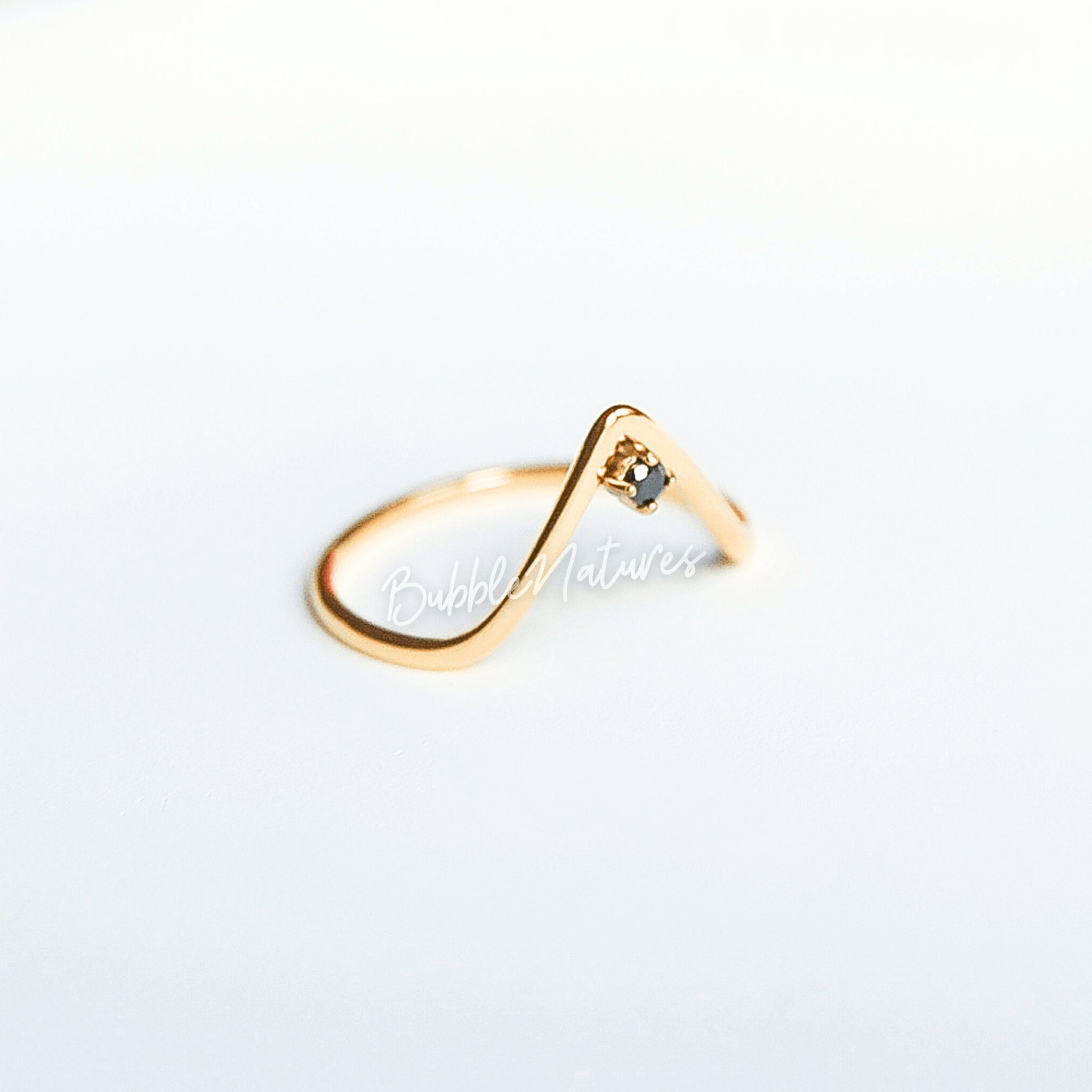 Bague en plaqué or 18 carats 750-000, forme V ajourée et ciselée Bague en plaqué or 18 carats 750-000, forme V ajourée et ciselée