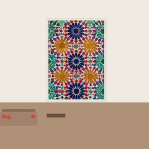 Peut inclure: Une œuvre d'art encadrée avec un motif géométrique coloré dans les tons de bleu, or, violet et vert. L'œuvre est accrochée sur un mur blanc au-dessus d'une table marron. Une petite lampe et un objet rectangulaire sont sur la table.