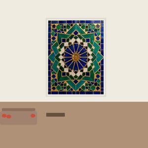 Peut inclure: Une œuvre d'art en mosaïque encadrée avec un motif géométrique. La mosaïque présente une fleur bleue centrale entourée de formes géométriques vertes et bleues, avec des accents dorés. L'œuvre est exposée sur un mur blanc.