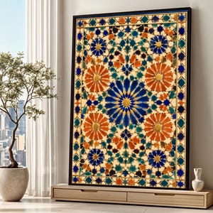 Peut inclure: Une œuvre d'art encadrée avec un motif géométrique aux tons de bleu, orange et turquoise. Le design comprend des formes florales et étoilées sur un fond crème. L'œuvre est exposée sur un meuble en bois près d'une fenêtre.