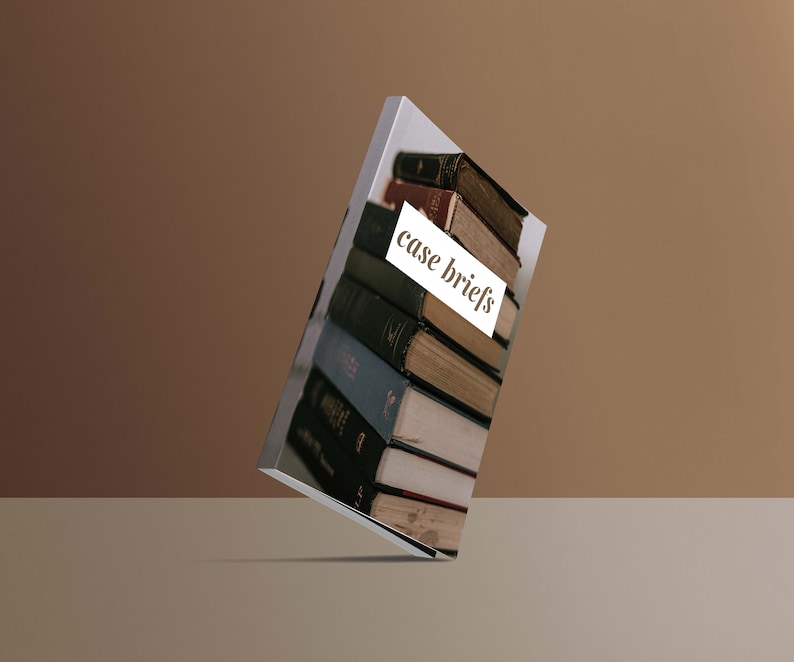 Puede incluir: Una pila de libros antiguos de tapa dura con una etiqueta blanca que dice "case briefs".