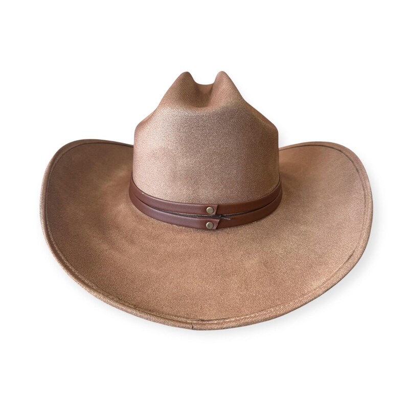 Puede incluir: Un sombrero de vaquero color canela con ala ancha y una banda de cuero marr&oacute;n. El sombrero tiene un dise&ntilde;o cl&aacute;sico del oeste, perfecto para actividades al aire libre o eventos de disfraces. El sombrero es de material suave.