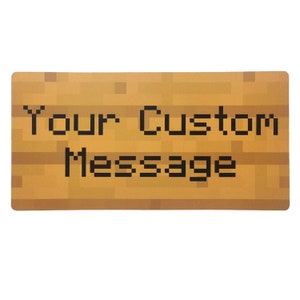 Pu&ograve; includere: Un cartello di legno marrone con il testo "Your Custom Message" in nero.