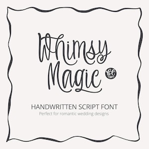 Può includere: Design grafico digitale con le parole "Whimsy Magic" in un carattere di scrittura a mano fluente. Il testo è nero su uno sfondo beige chiaro con un bordo decorativo e ondulato. Il testo sottostante recita "Handwritten Script Font".