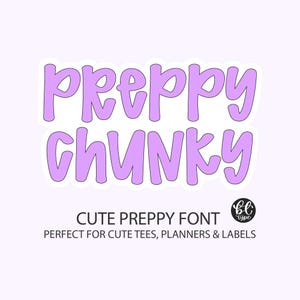 以下が含まれることがあります： 「preppy chunky」の文字が、明るい紫色の丸みを帯びたフォントで書かれたステッカー。下には「CUTE PREPPY FONT」と「PERFECT FOR CUTE TEES, PLANNERS & LABELS」と書かれています。小さなロゴが右下にあります。