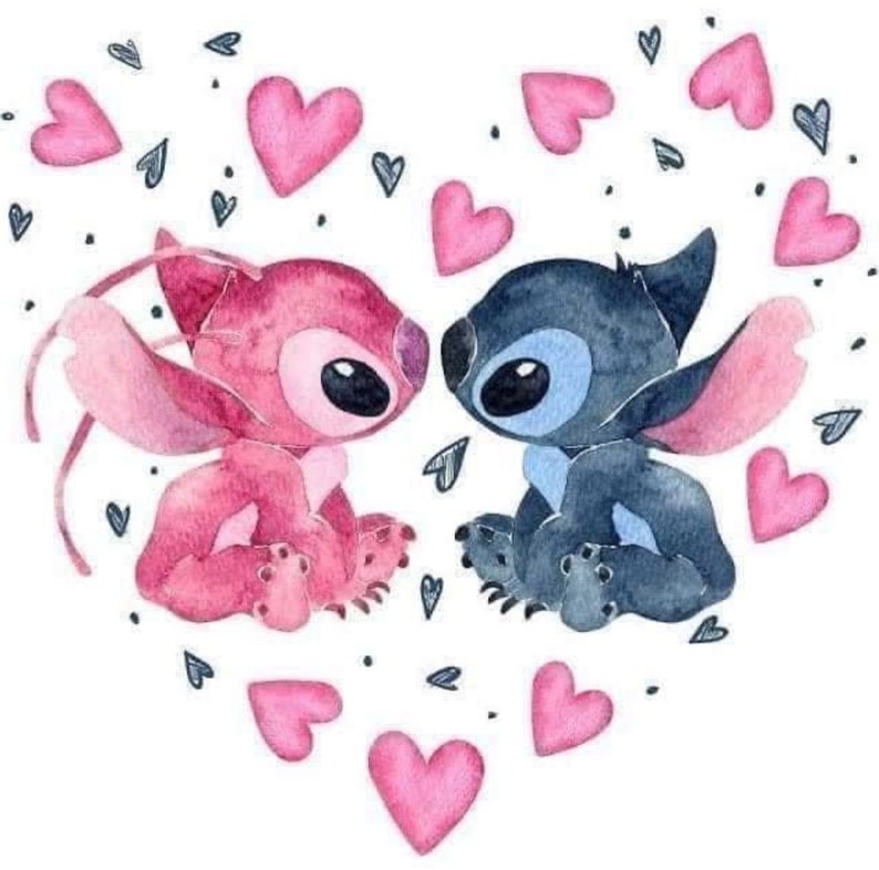 Puede incluir: Una ilustraci&oacute;n de acuarela de dos personajes de dibujos animados, Stitch y Angel, en forma de coraz&oacute;n rodeados de corazones rosas. Stitch es azul y Angel es rosa.