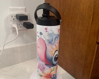 Nuevo vaso de 22 oz con pajita abatible. Conserva el hielo durante 24 horas.