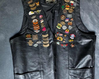 Vintage leather motorcycle leather vest w/ harley davidson, easy riders, camel, 80's-90's enamel pins